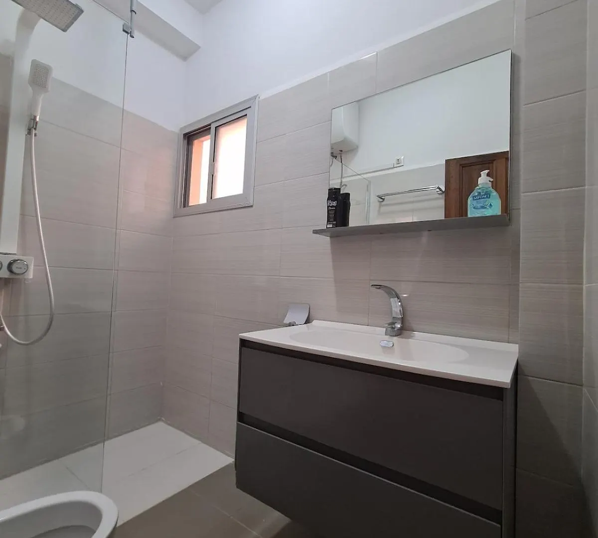 Charmant F1 Avec Balcon - Wi-Fi & Tv Connectee A Dakar