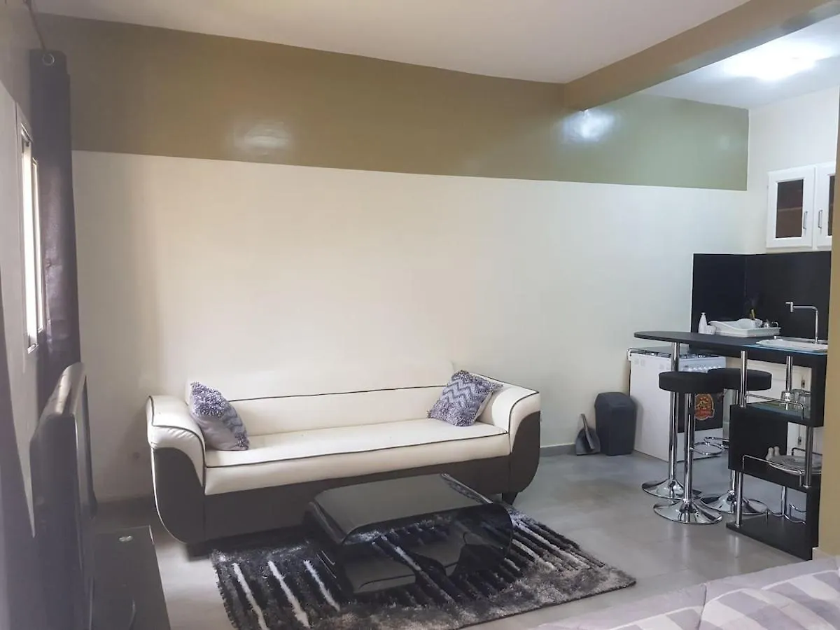 Charmant F1 Avec Balcon - Wi-Fi & Tv Connectee A Dakar 0*,